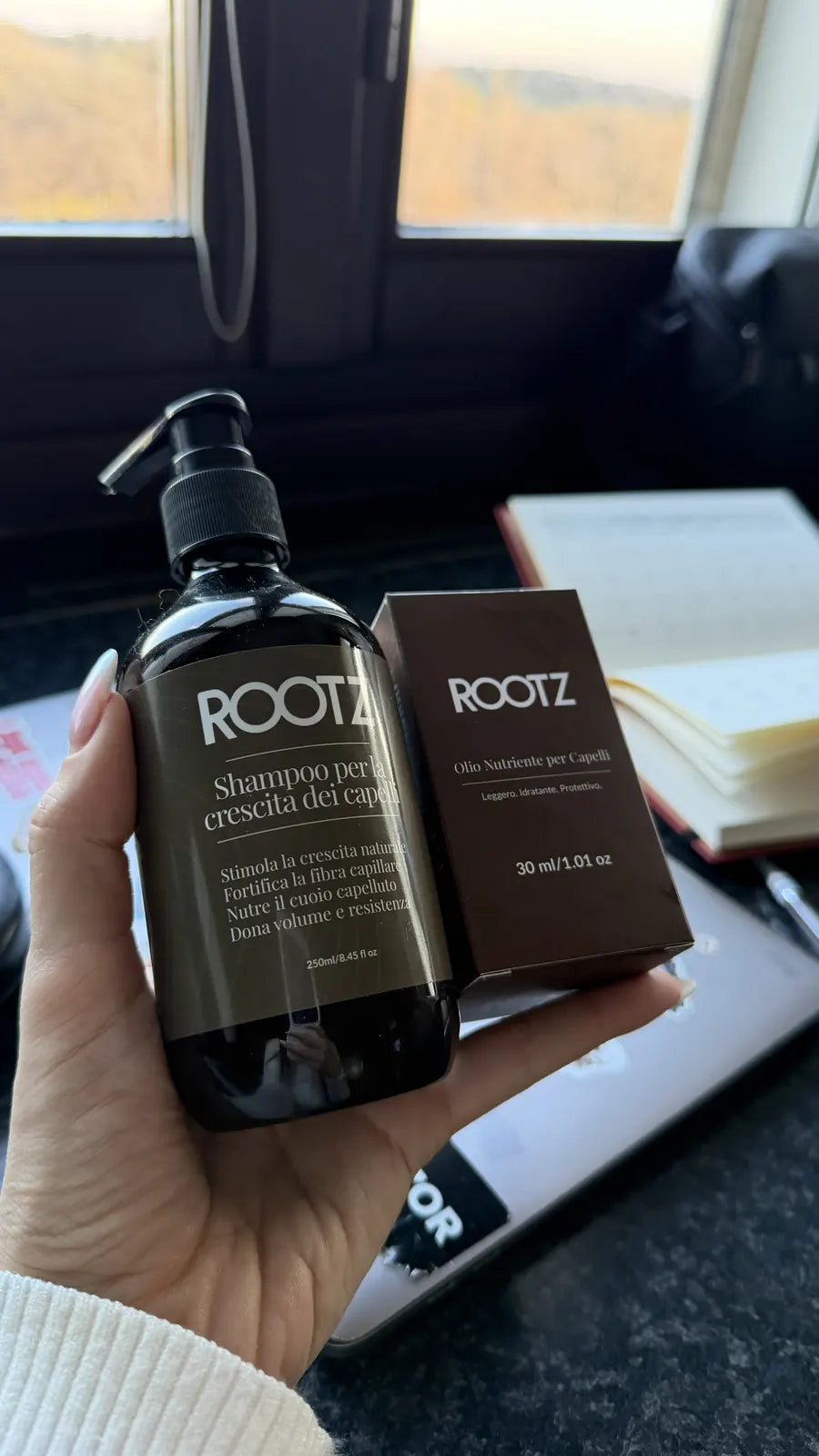 Los productos ROOTZ recién sacados del paquete, apoyados en una mesa junto a la ventana con una agenda abierta