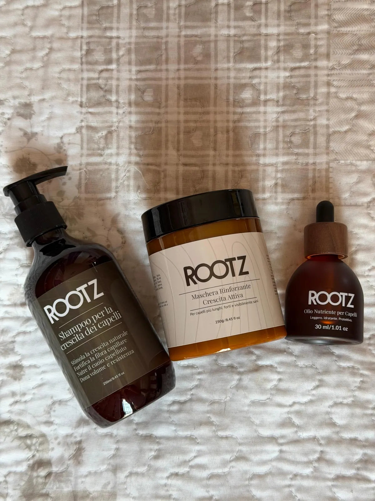 El kit ROOTZ recién llegado a casa de una clienta, los botes todavía junto al embalaje de envío