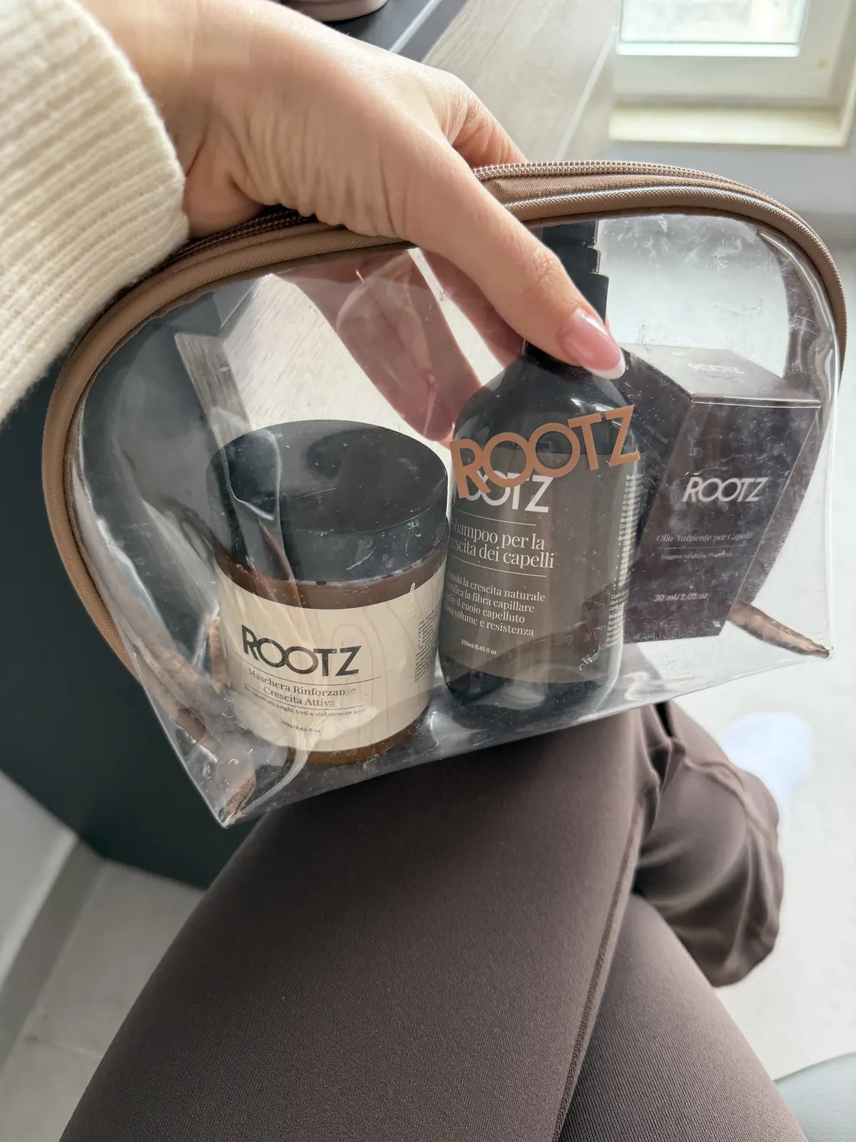 Los productos ROOTZ fuera del neceser, con todas las etiquetas legibles