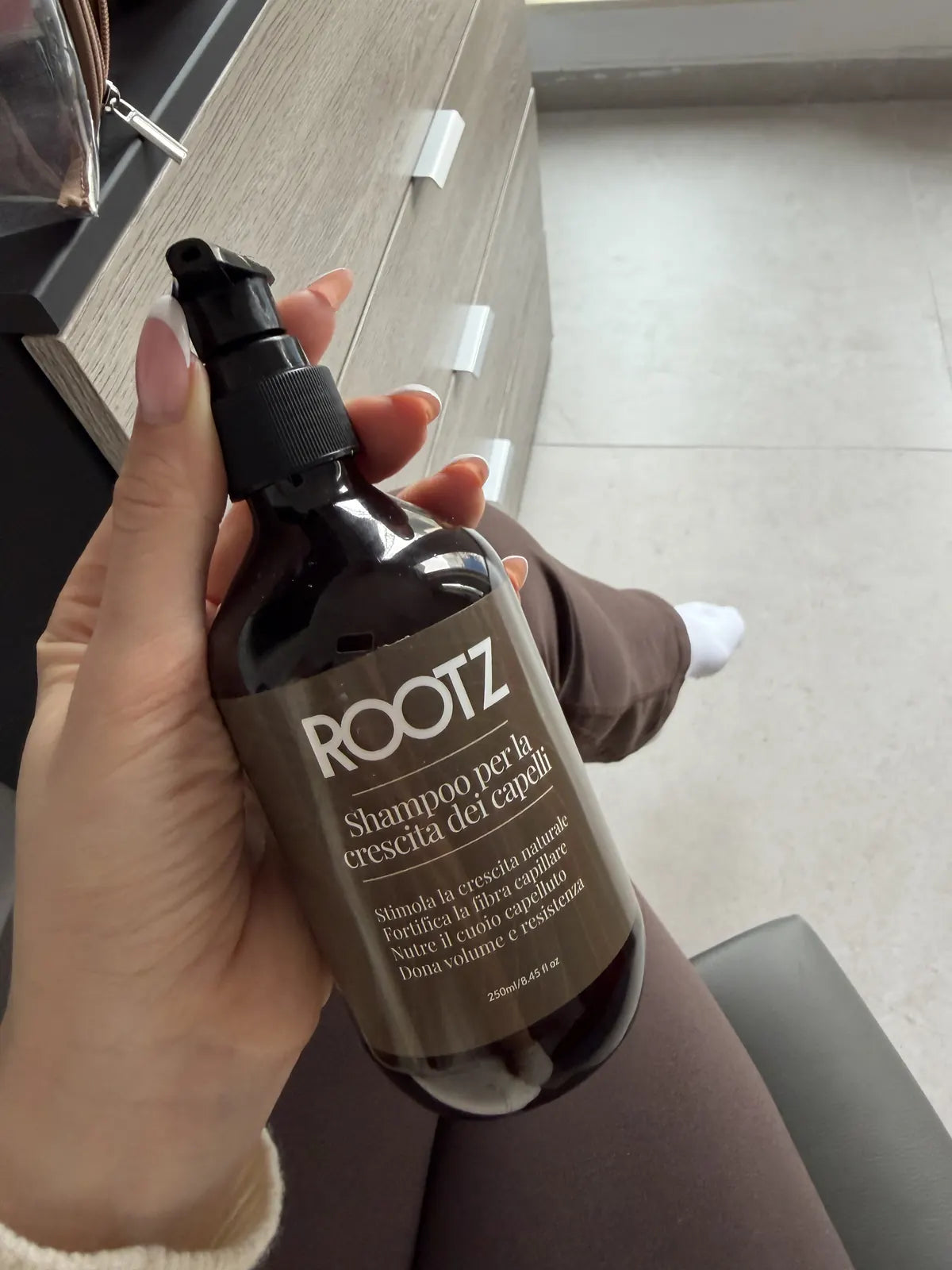 Una clienta sostiene el bote ROOTZ el día de la entrega
