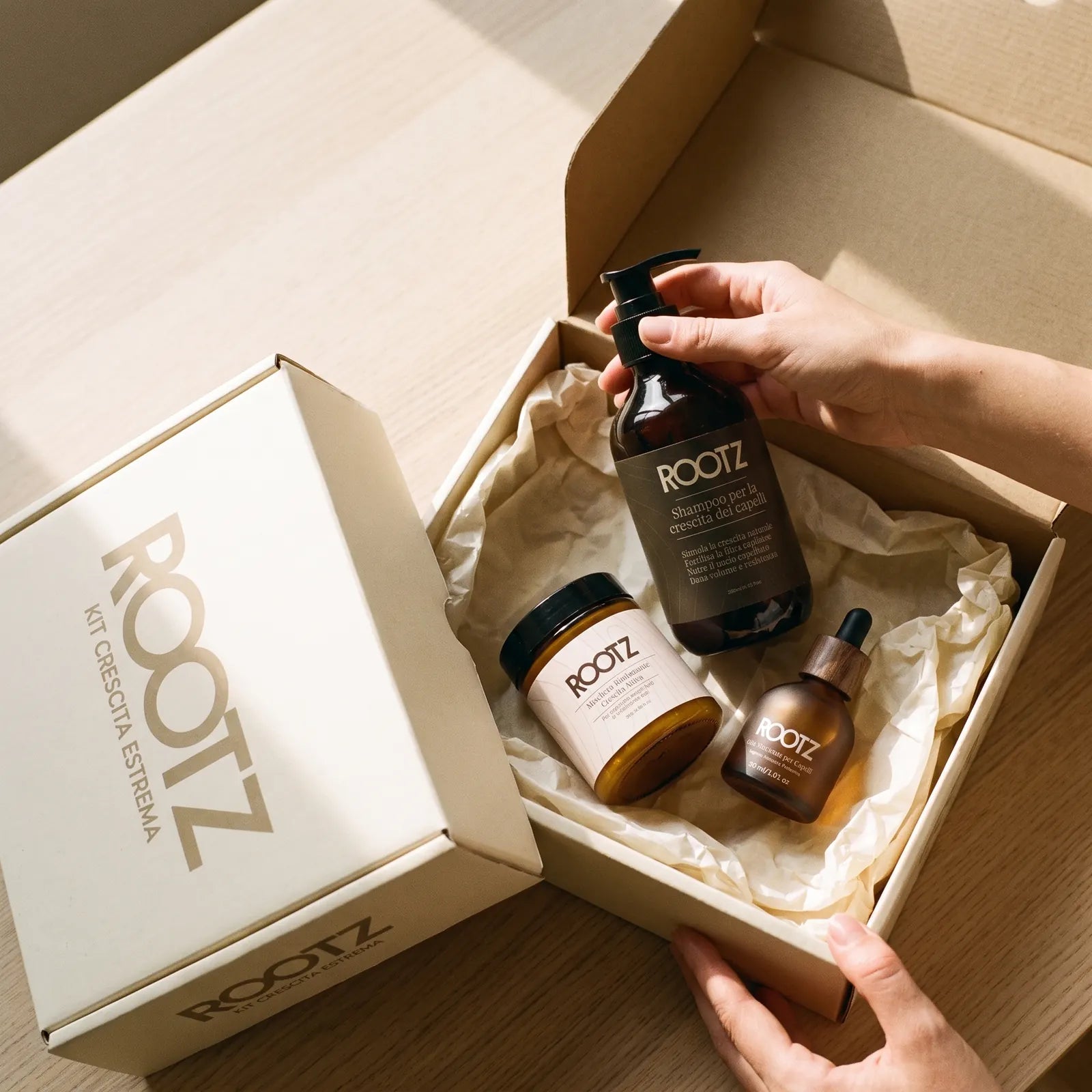 El paquete ROOTZ cerrado con el champú, la mascarilla y el aceite dentro